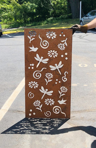 Opciones de diseño de arte de pared de metal o mampara de privacidad personalizada