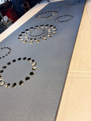 Opciones de diseño de arte de pared de metal o mampara de privacidad personalizada