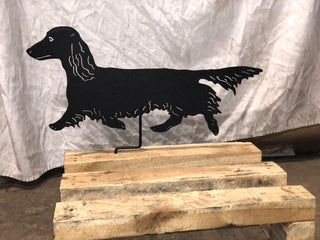 Estatua de perro salchicha de pelo largo o arte mural de perro