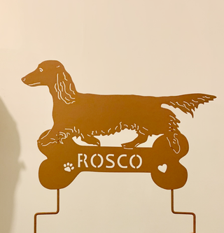 Estatua de perro salchicha de pelo largo o arte mural de perro