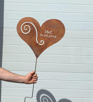 Estaca de jardín o arte mural en forma de corazón