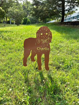 Estaca de jardín o arte de pared con forma de perro en forma de Goldendoodle