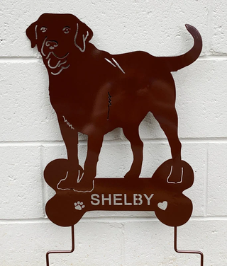 Estatua de Labrador o arte mural con perro
