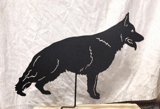 Estatua de pastor alemán o arte mural con perro