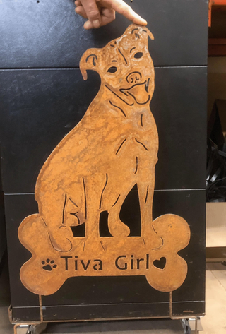 Estatua de jardín de pitbull o arte mural con forma de perro
