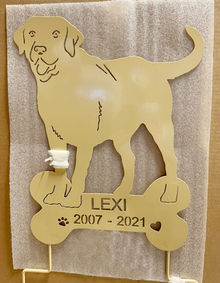 Estatua de Labrador o arte mural con perro