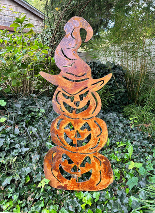 Trois citrouilles empilées / Décoration d'Halloween en extérieur