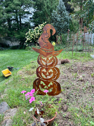 Trois citrouilles empilées / Décoration d'Halloween en extérieur